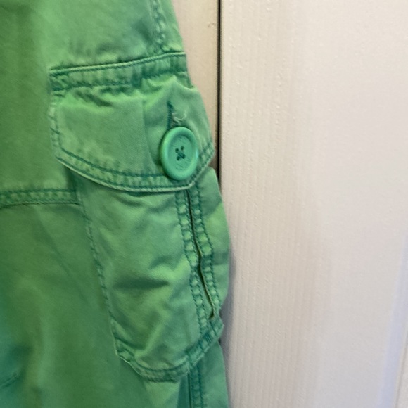 Low rise green capris - Picture 2 of 15